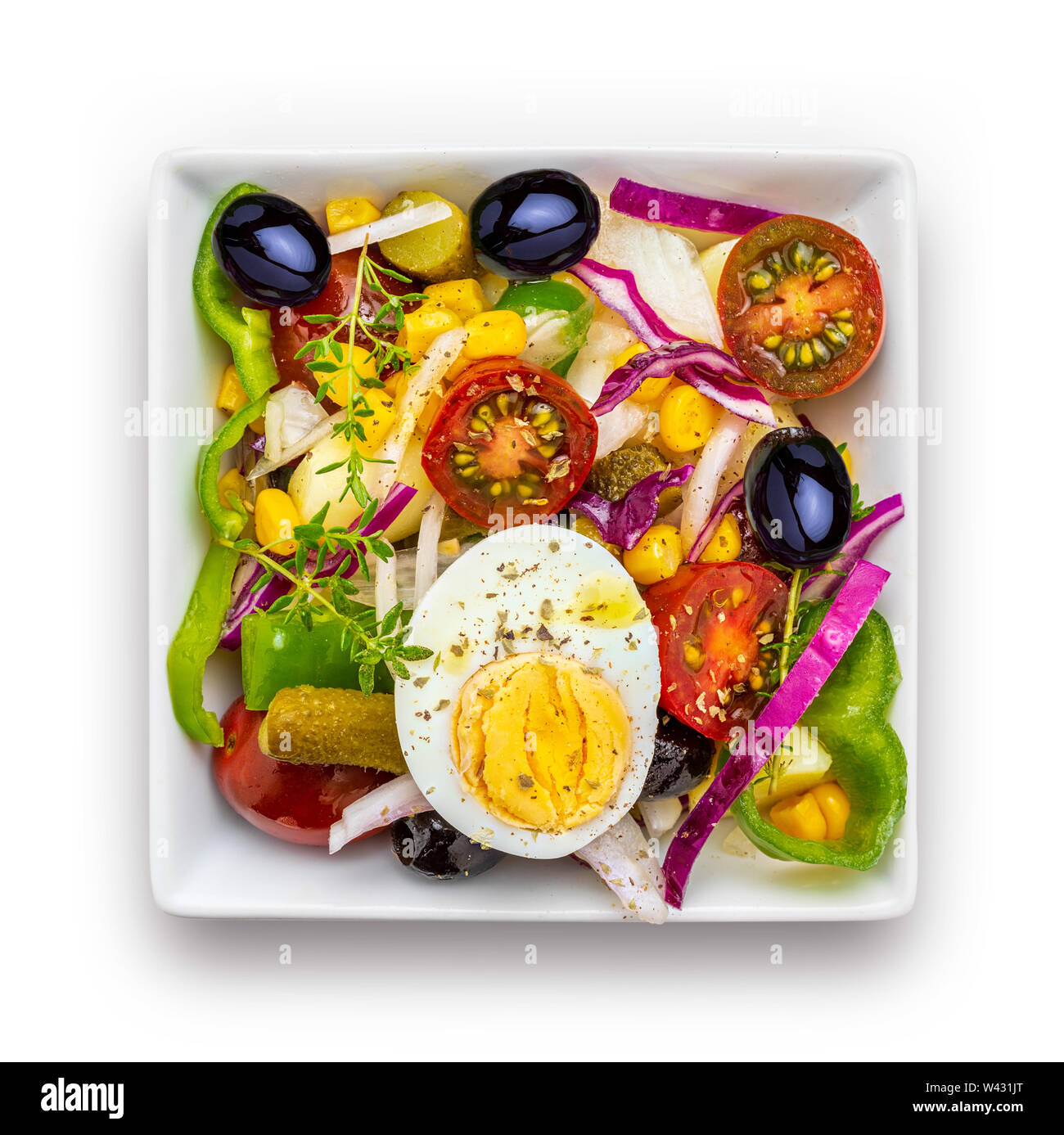 Una sana e fresca insalata (periñaca, piriñaca). Estate Mediterranea dieta. In un recipiente isolato su sfondo bianco. Vista dall'alto. Foto Stock