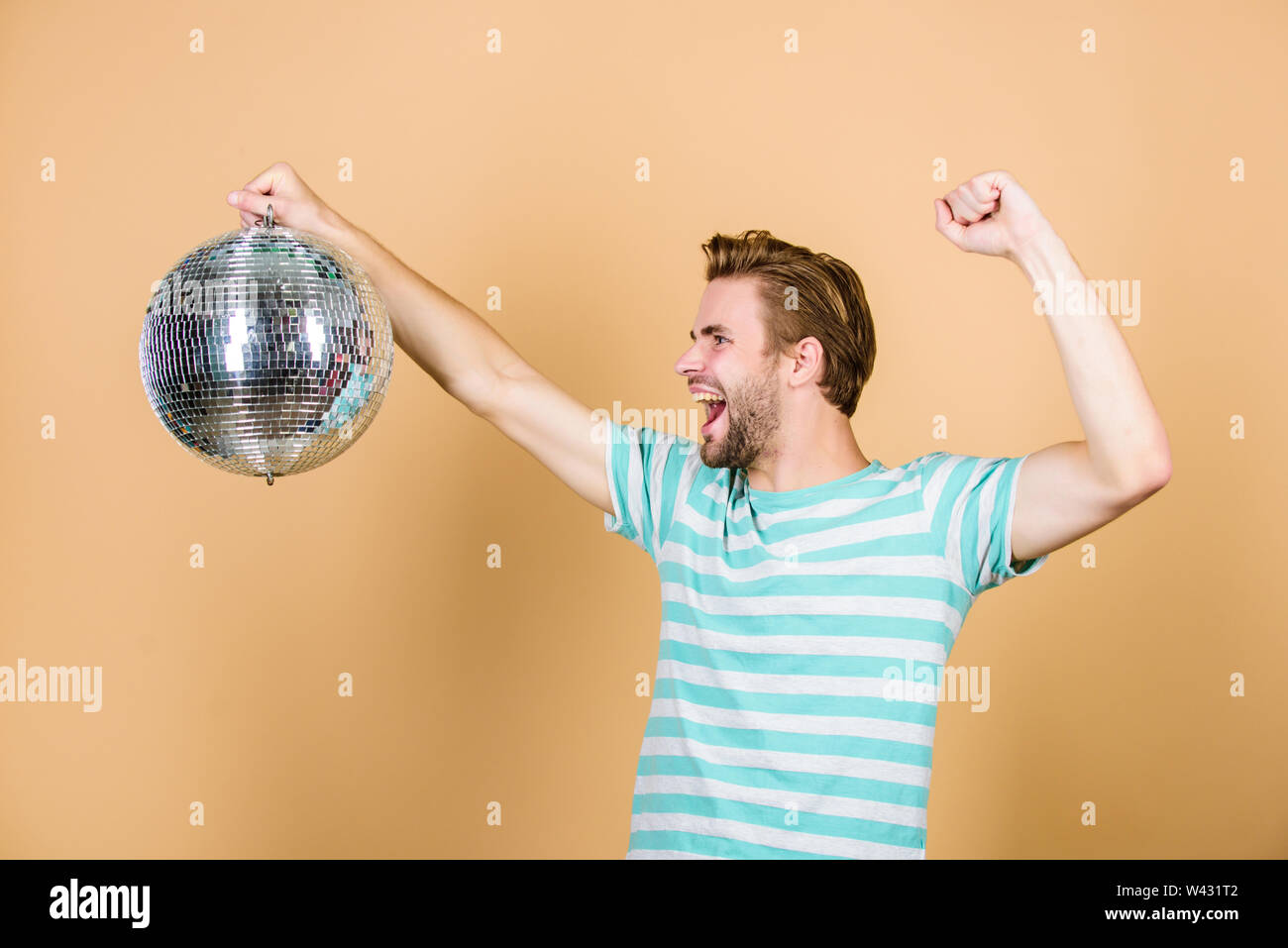 Miglior party. happy party-goer. tempo di festa. Festa di compleanno. il Natale o il nuovo anno di vacanza. l uomo Ballare in discoteca. avendo divertimento. consente a festeggiare. prom party. event manager. L'uomo con la palla da discoteca. Foto Stock