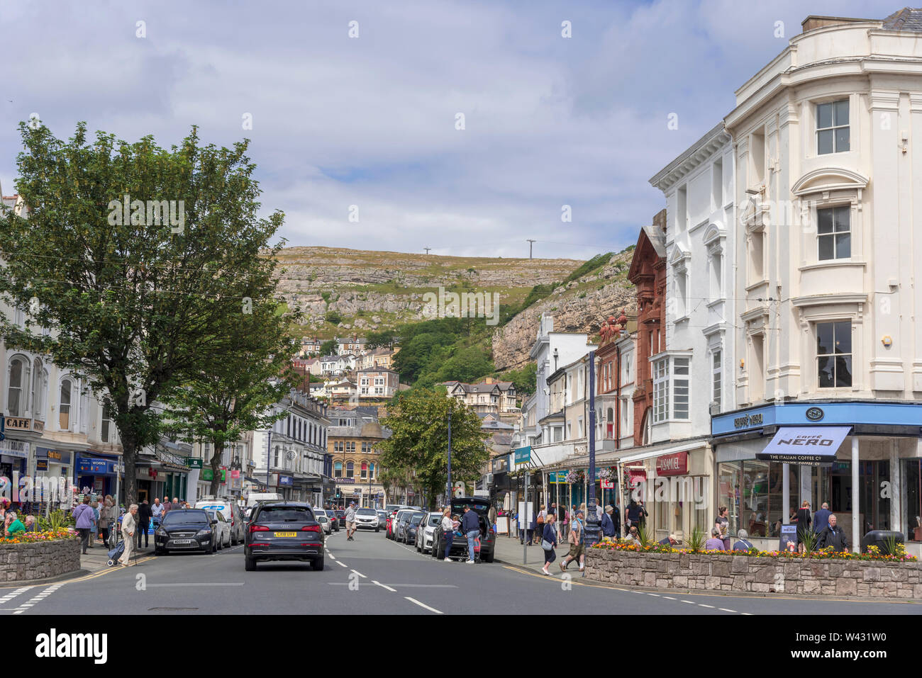 Mostyn street nel centro di Llandudno con il Great Orme sullo sfondo. Foto Stock