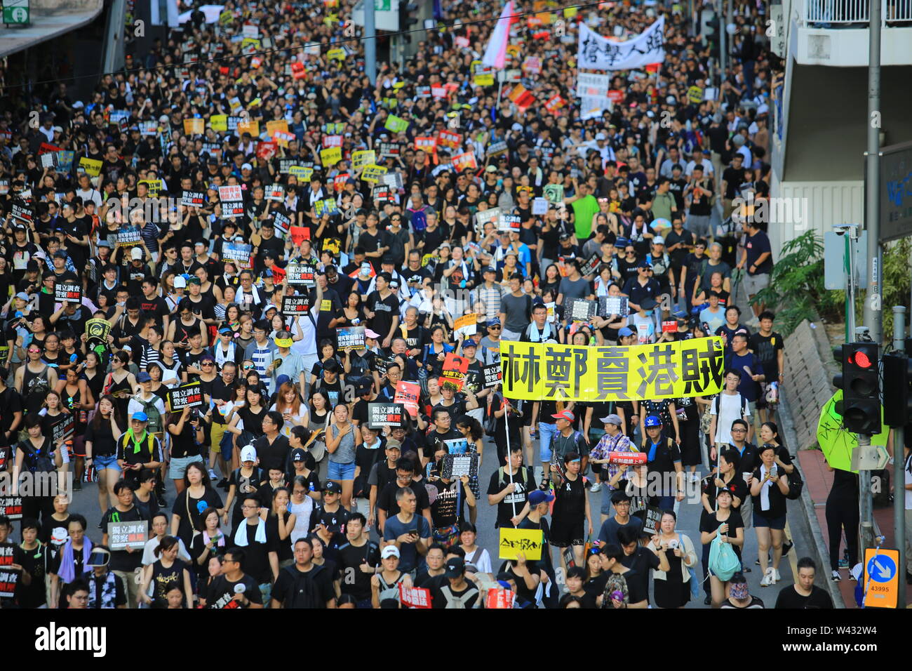 Hong Kong- 1 Luglio 2019: 'carrie lam è hong kong betrayer'. folla protesta nel rally. Più di 50.000 manifestanti hanno percorso le strade di Hong Kong domenica per opporsi a un controverso disegno di legge in materia di estradizione Foto Stock