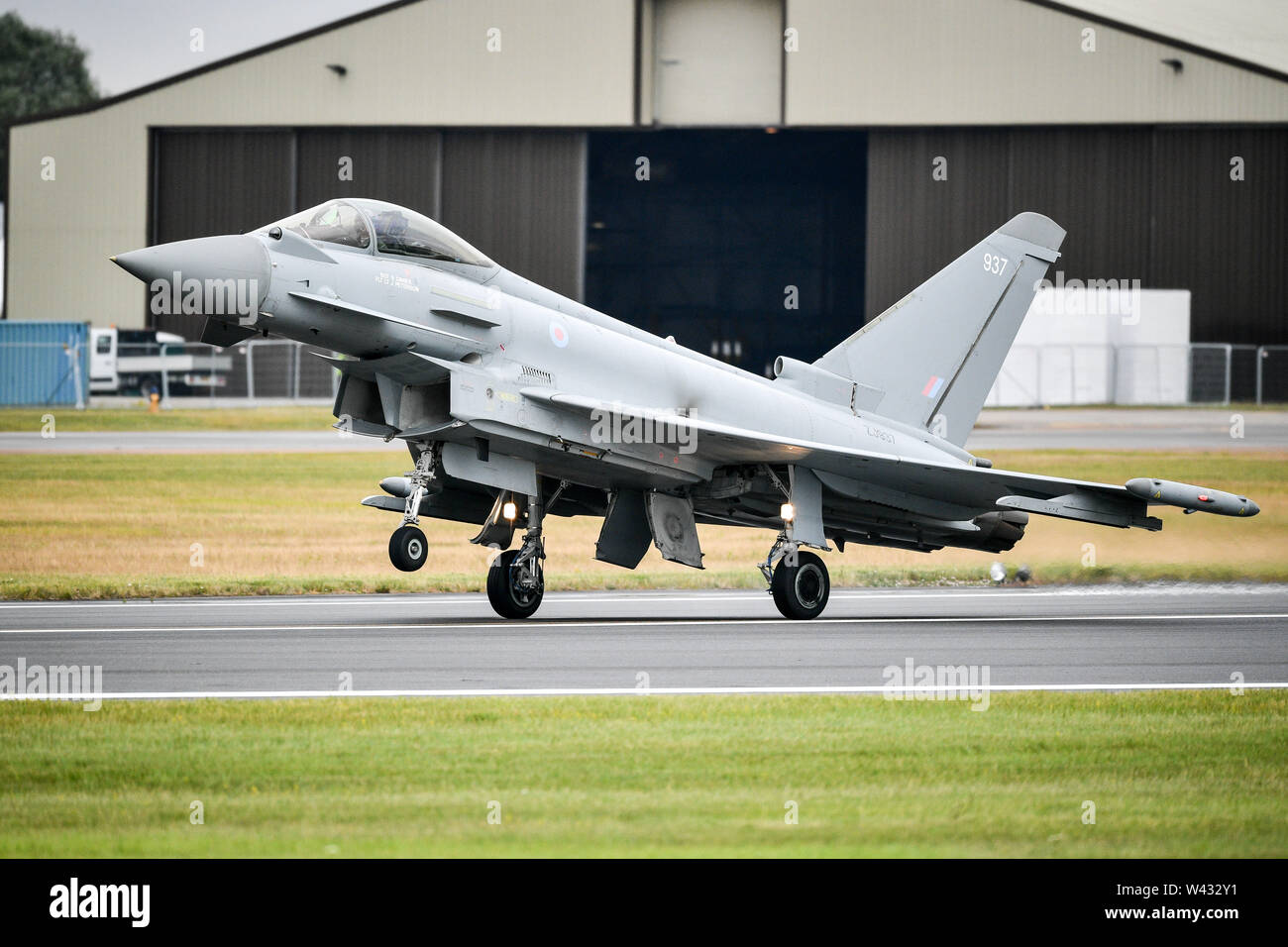 Un Eurofighter Typhoon FGR4 atterra dopo il decollo, senza eseguire un display al Royal International Air Tattoo, RAF Fairford, come il cattivo tempo compresi i forti venti, basse nubi e pioggia hanno messo a terra molti del previsto aria visualizza. Foto Stock