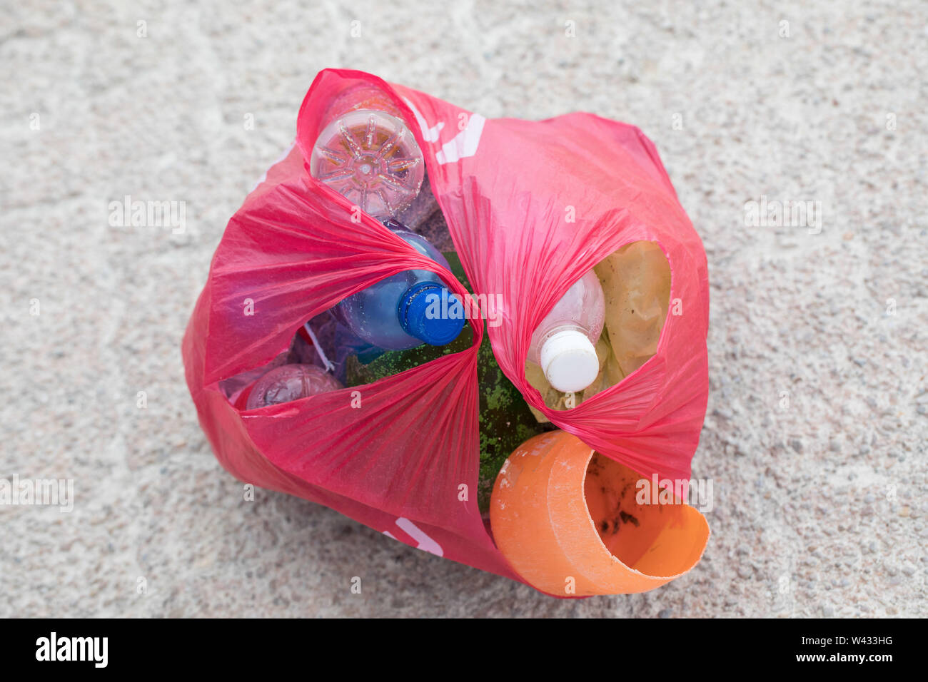 Una alimentazione costante di inquinamento in plastica si rilassa sulle spiagge di Agulhas National Park, Cape Agulhas, Western Cape, Sud Africa. Foto Stock