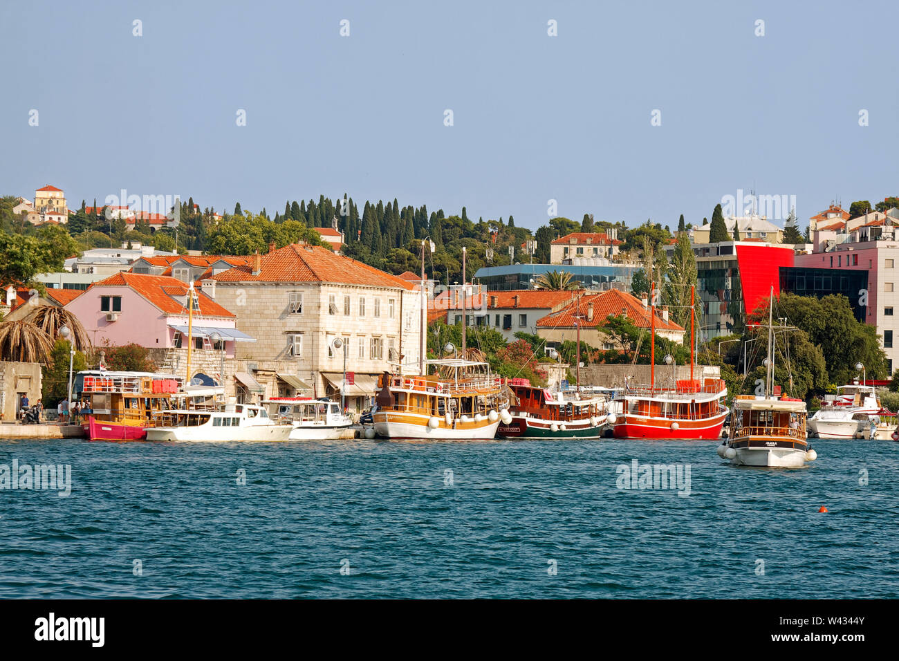 Scena costiere, barche ormeggiate,vecchi edifici, Riva, colorato, Porto di Dubrovnik; Gruz; Croazia; Europa; estate, orizzontale Foto Stock