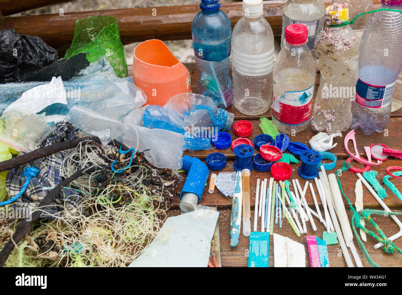 Una alimentazione costante di inquinamento in plastica si rilassa sulle spiagge di Agulhas National Park, Cape Agulhas, Western Cape, Sud Africa. Foto Stock