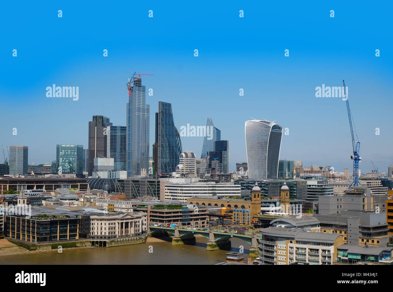 Città di Londra, Regno Unito il 6 Luglio 2019: London skyline visto da South Bank, il fiume Tamigi in primo piano sul giorno di estate Foto Stock