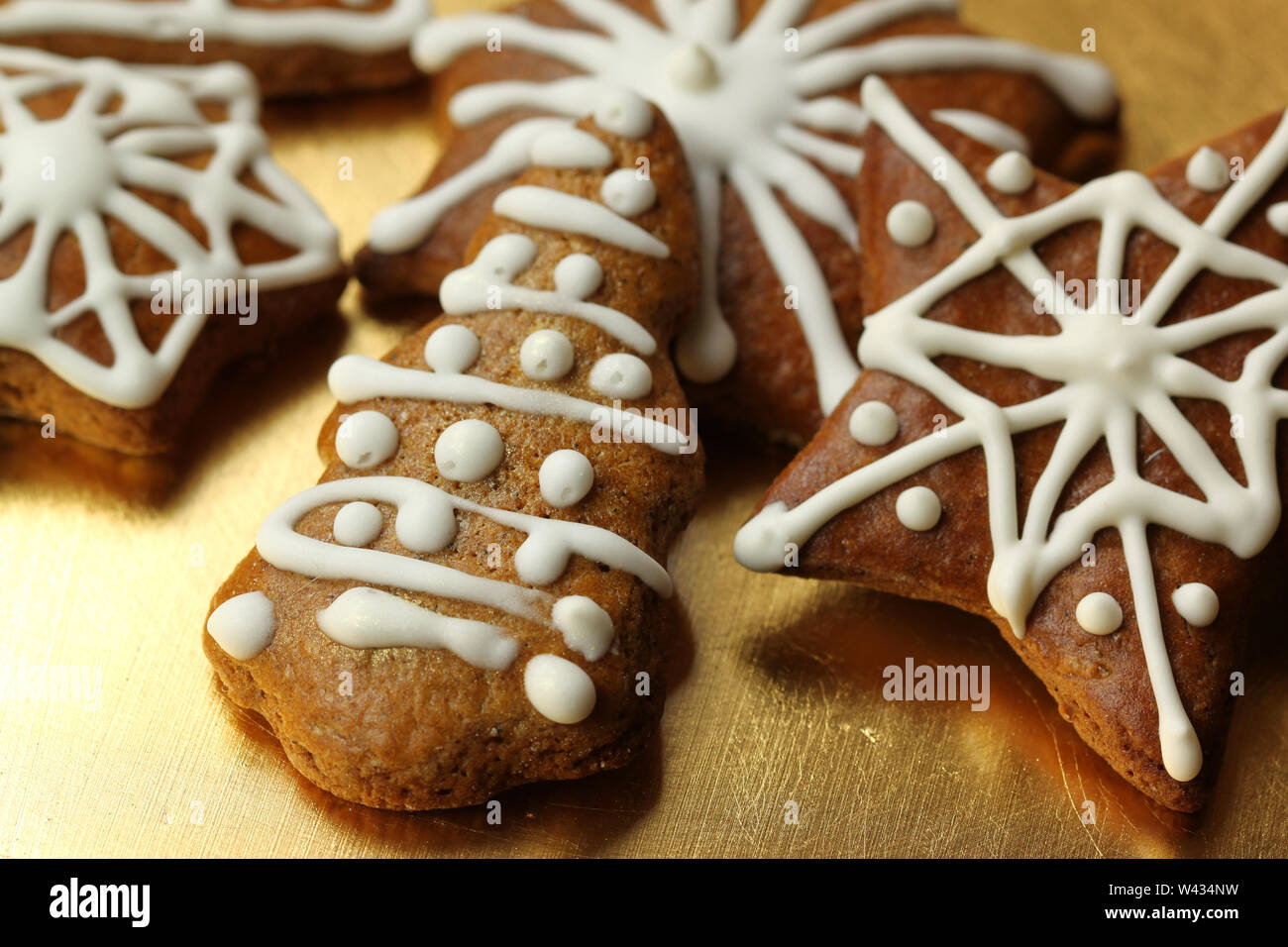 Natale gingerbread cookie con glassa bianca. Albero di natale in primo piano Foto Stock