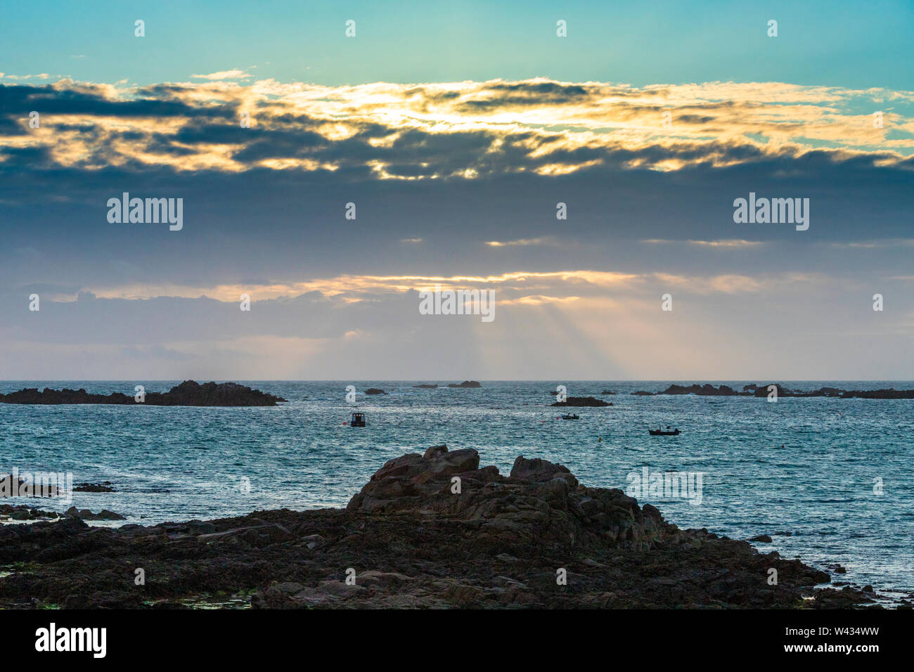 Il sole che tramonta sulla Baia di Cobo, Guernsey, Isole del Canale della Manica UK Foto Stock