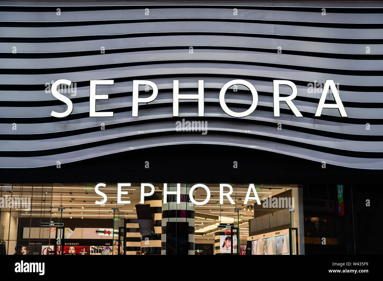 Una multinazionale francese catena di cura personale e negozi di bellezza Sephora uscita e logo che si vede sulla East Nanjing Road a Shanghai. Foto Stock