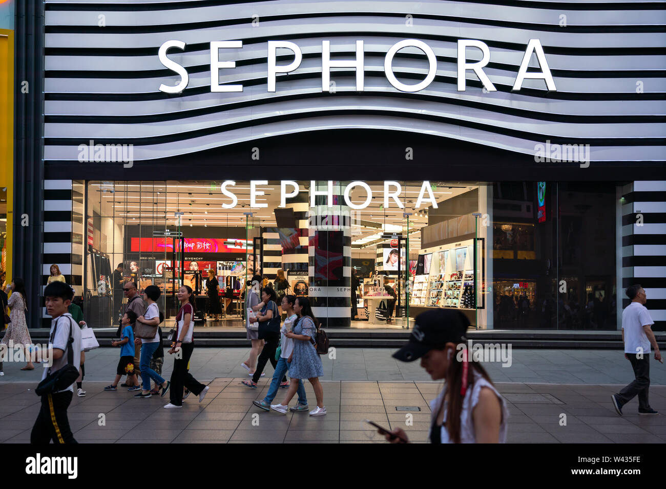 I pedoni a piedi passato una multinazionale francese catena di cura personale e negozi di bellezza Sephora uscita su East Nanjing Road a Shanghai. Foto Stock