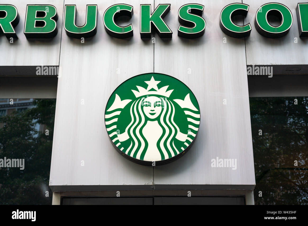Un American Coffee Company e coffeehouse catena negozio Starbucks e logo che si vede in Shanghai. Foto Stock