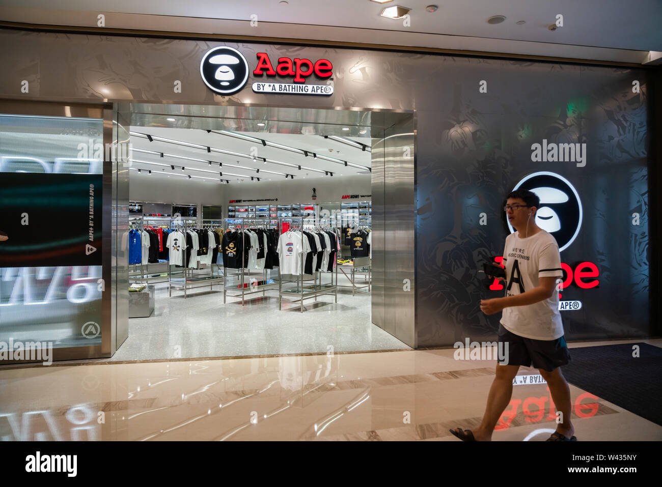 Aape da una balneazione Ape, un Giapponese di brand di abbigliamento  venduto a Hong Kong conglomerato di moda I.T Gruppo nel 2011, store e logo  che si vede in Shanghai con un