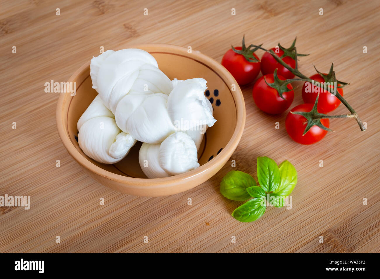 Composizione di i pomodori, il basilico e il latte di vacca mozzarella  fatta a mano in Puglia, Italia Foto stock - Alamy