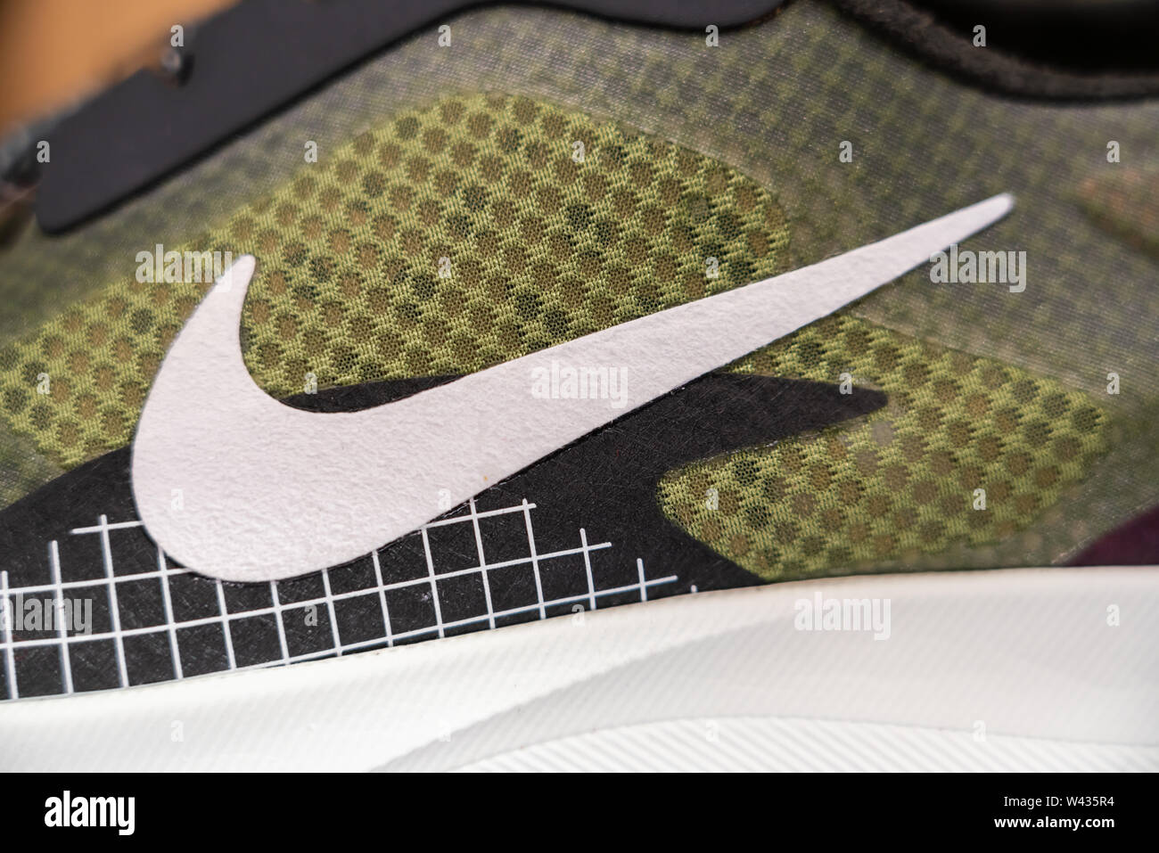 Multinazionale Americana produttore di abbigliamento sportivo Nike logo che si vede in una calzatura. Foto Stock