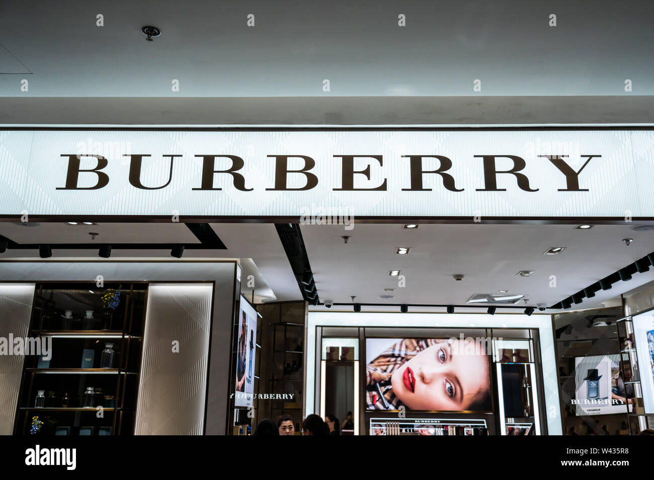 British lusso casa di moda Burberry store e logo che si vede in Shanghai. Foto Stock