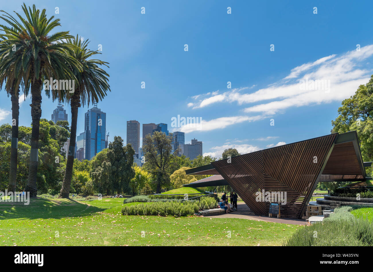 MPavilion e 3 palme in Queen Victoria Gardens, Melbourne, Victoria, Australia Foto Stock