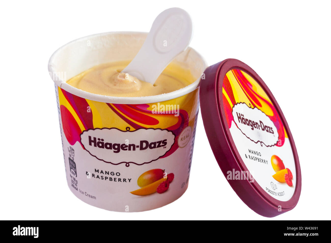 Vasca di Haagen-Dazs di Mango e gelato al lampone, parte della raccolta di frutta mini tazze con coperchio rimosso per mostrare il contenuto isolato su sfondo bianco Foto Stock