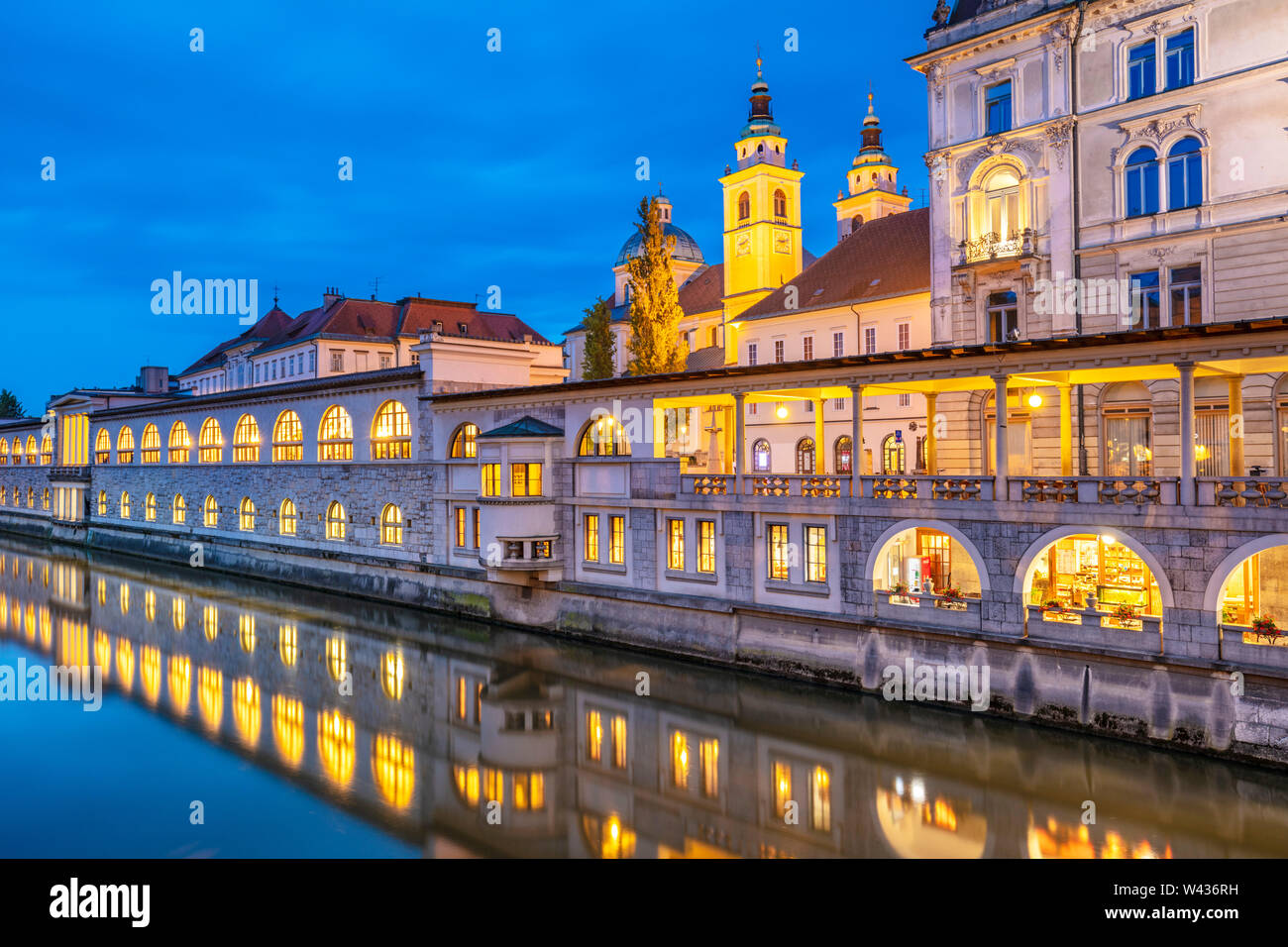 Notte riflessioni degli archi di Plečnik's portici della centrale di mercato coperto posto colonne nel fiume Ljubljanica Ljubljana Slovenia EU Europe Foto Stock