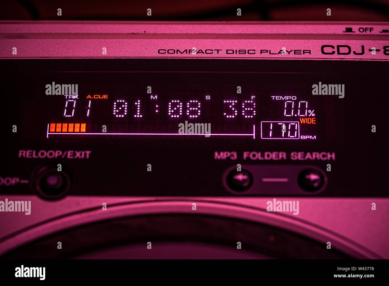 Luglio 19, 2019 - MALAGA, Spagna. Primo piano della digitale a LED display tempo su un Pioneer CDJ 800 Mk2 lettore CD. Rosa illuminazione scenica. Foto Stock