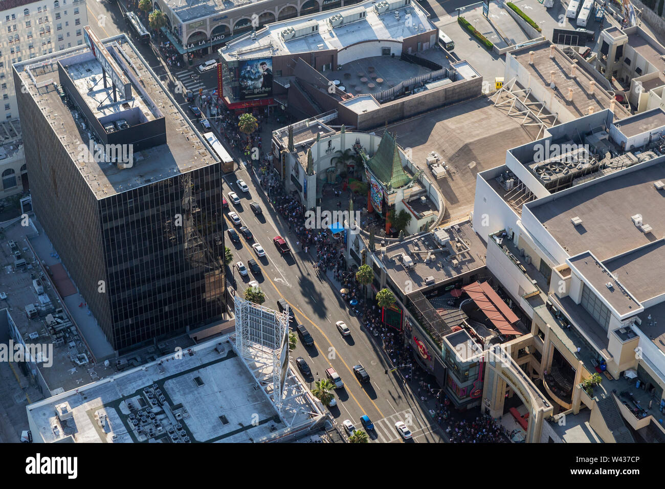 Los Angeles, California, Stati Uniti d'America - 6 Agosto 2016: vista aerea popolare di Hollywood Blvd vicino al famoso Teatro Cinese a Hollywood, in California. Foto Stock