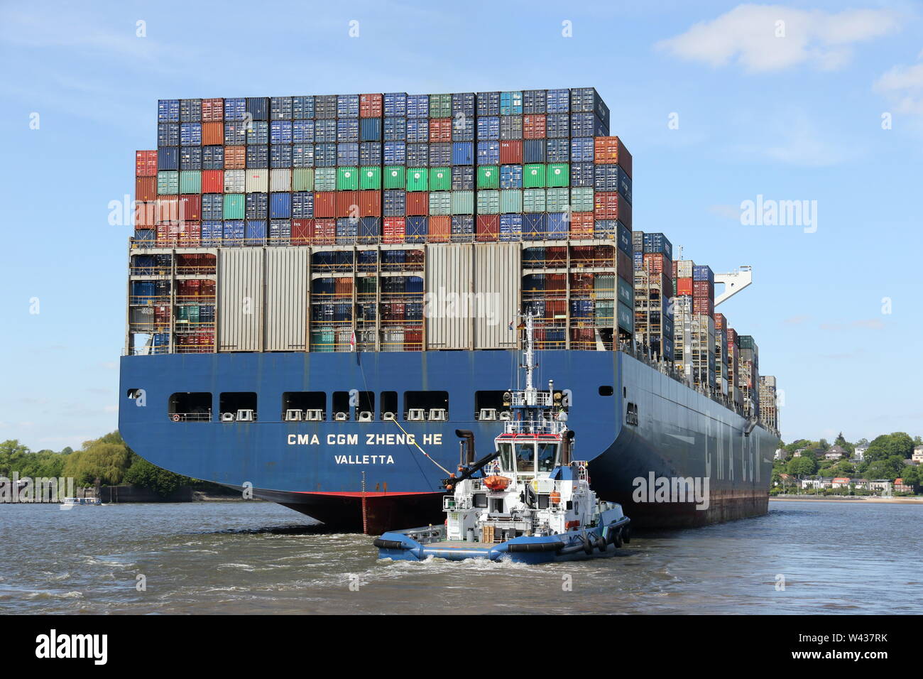La nave portacontainer CMA CGM Zheng He lascia il porto di Amburgo il 11 maggio 2019. Foto Stock