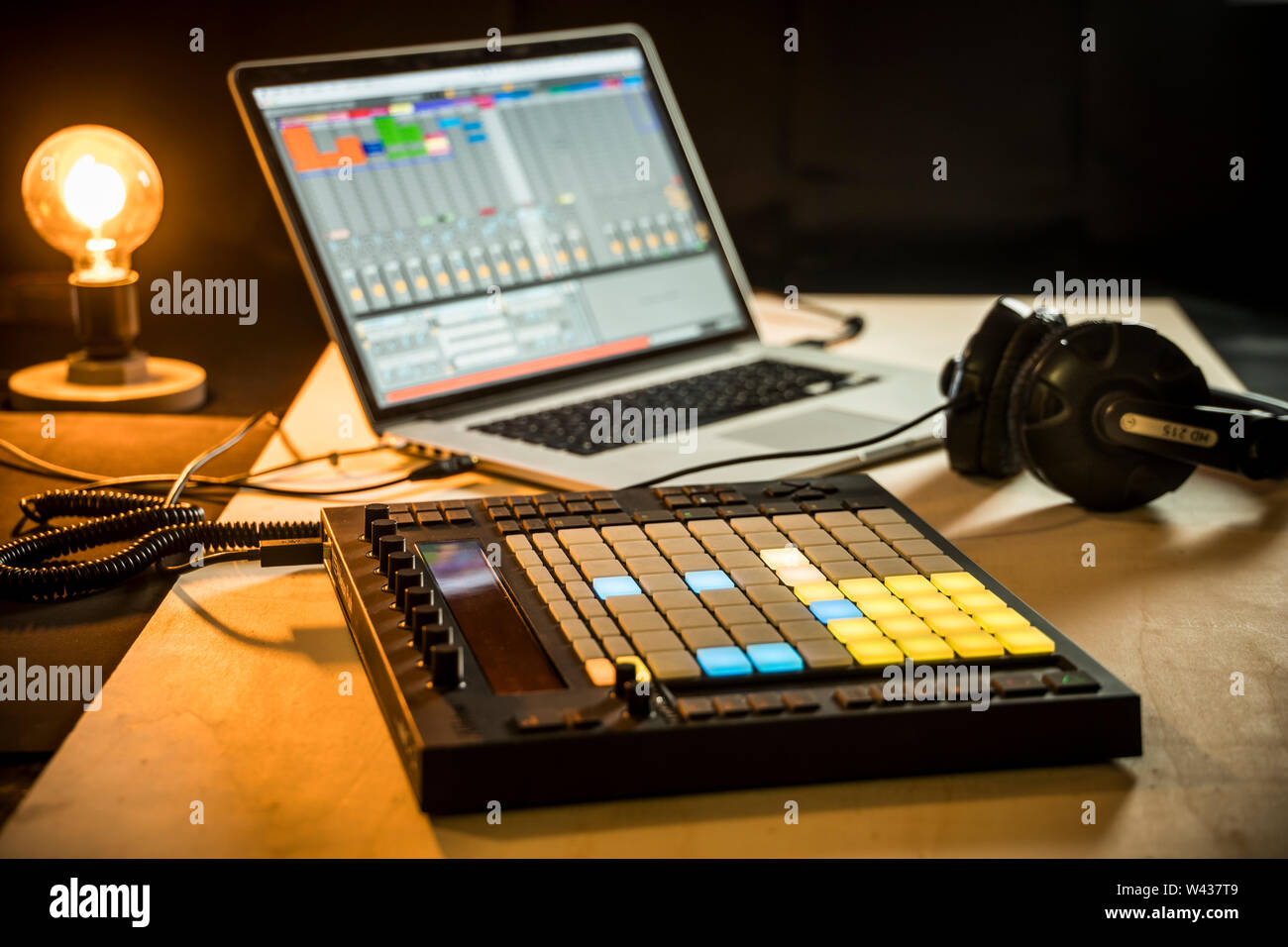Musica elettronica di produzione. Ableton Live music software su un Macbook Pro Apple, con Push midi pad controller Foto Stock