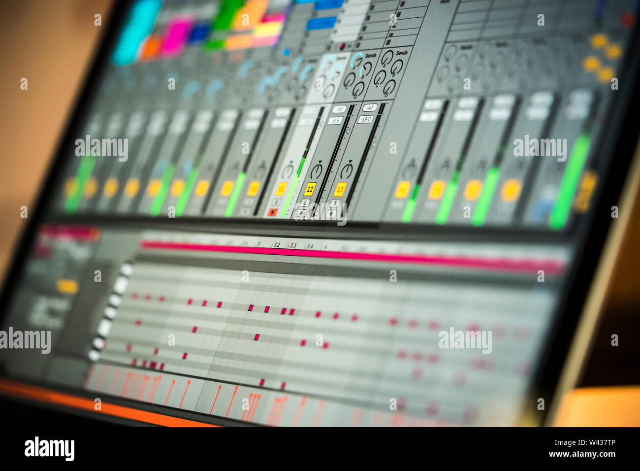 La musica elettronica la produzione in un home studio. Vista dettagliata del software Ableton Live su un Macbook Apple computer portatile Foto Stock