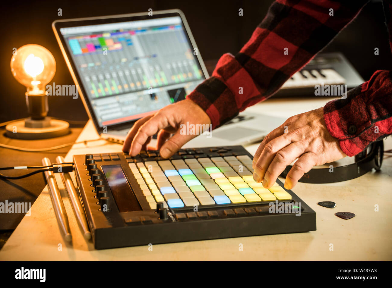 Musica elettronica produttore utilizzando un Push midi pad controller con Ableton Live su un Macbook Pro Foto Stock