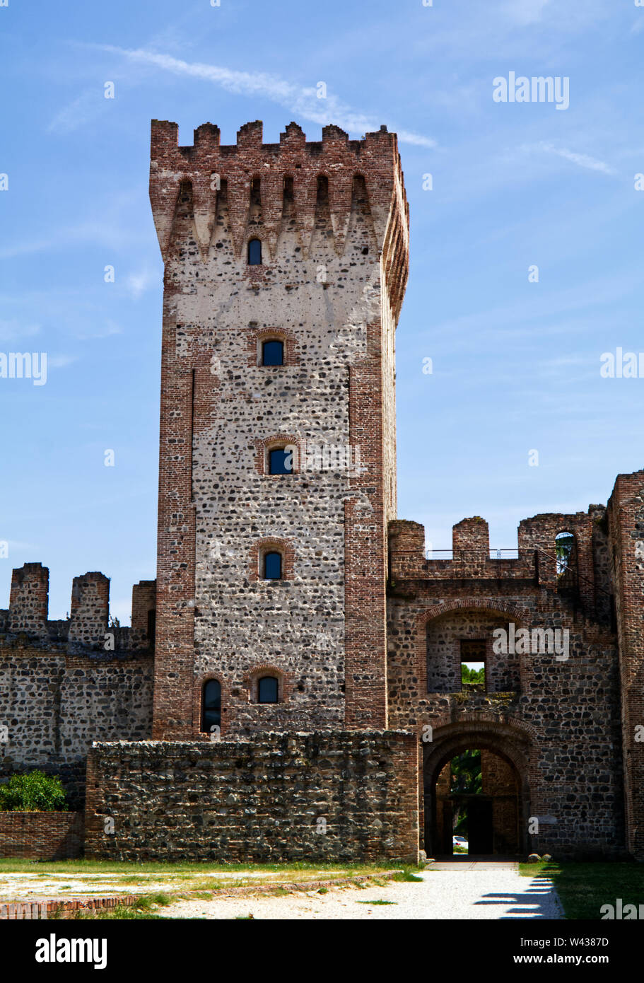 Torre del Castello Carrarese in Este, rosso e bandiera gialla. Padova, Italia Foto Stock