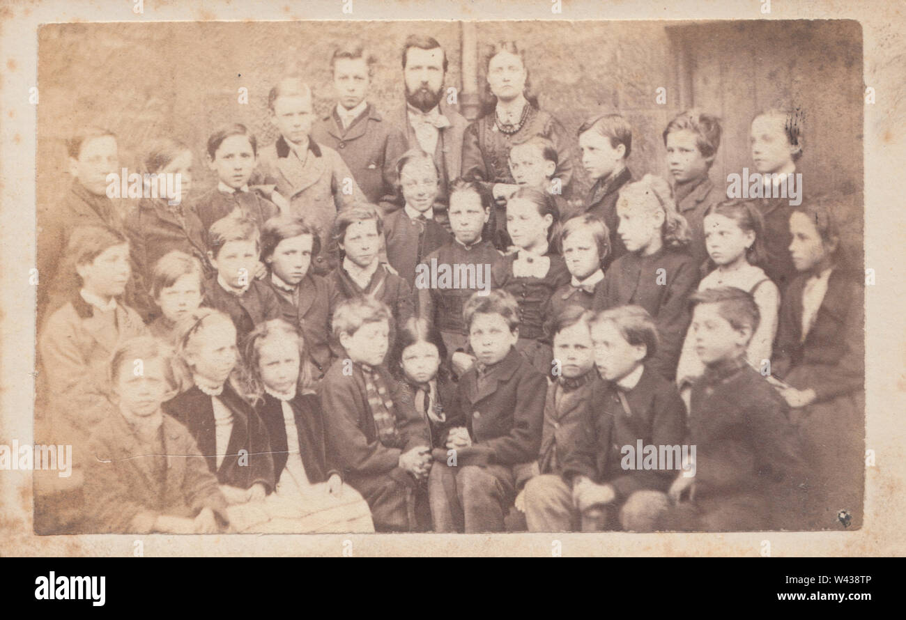 Victorian CDV (Carte De visite) che mostra un gruppo di bambini delle scuole e i loro insegnanti Foto Stock