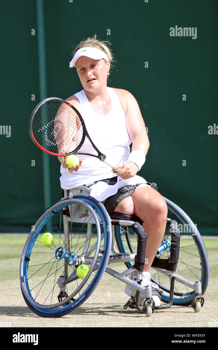 Aniek van Koot dei Paesi Bassi per i singoli di sedia a rotelle i campionati di tennis a Wimbledon 2019 Foto Stock