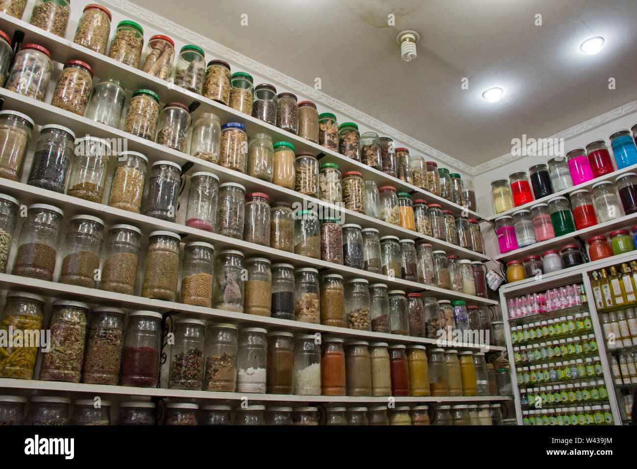 Spezie visualizzati nella Medina Marrakech market e negozi locali nel islamico marocchino vecchia medina per le strade delle città in Nord Africa Foto Stock