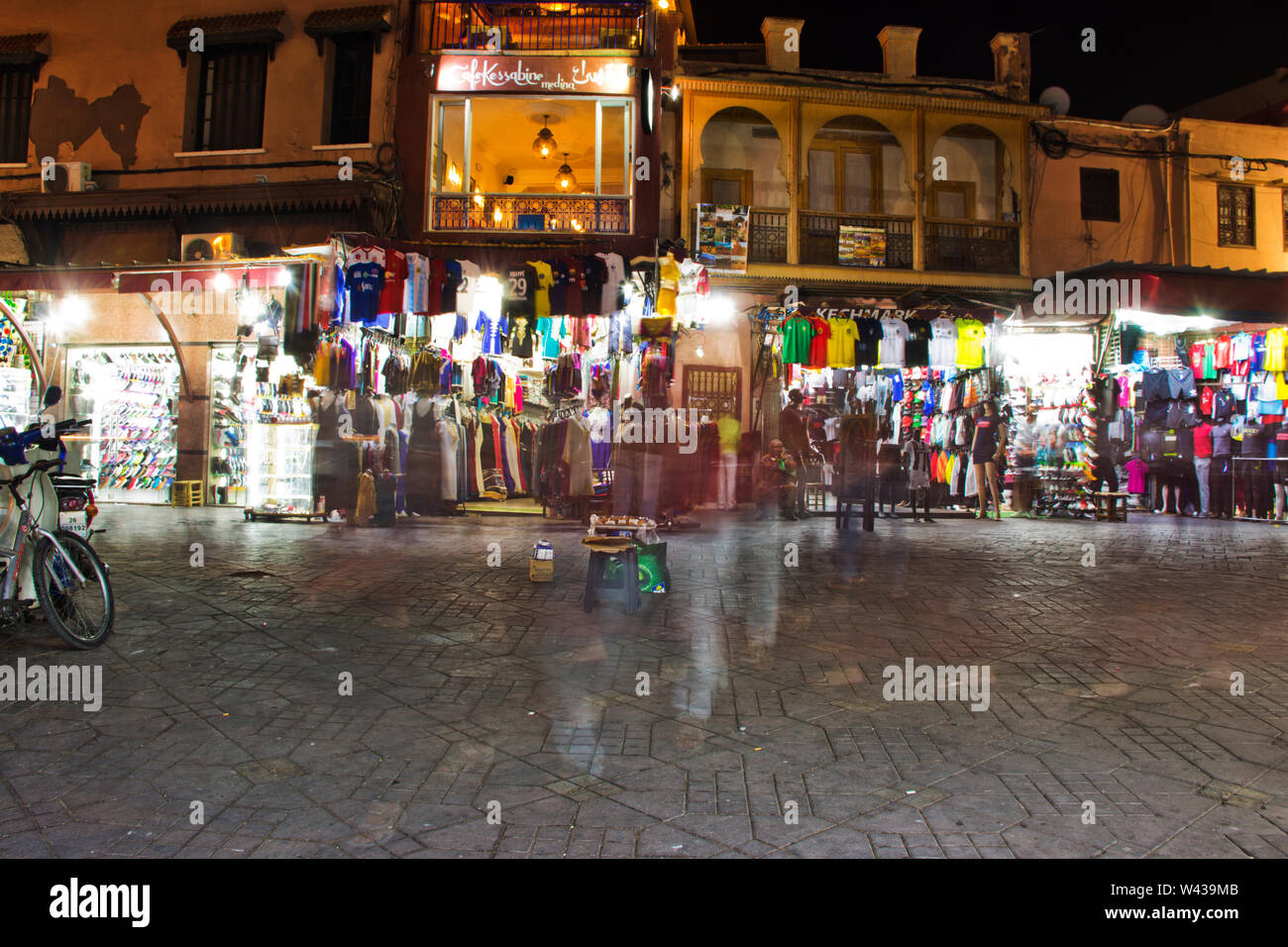Il mercato notturno in Marrakech piazza Jema el Fna sera raduno di gente del posto e i turisti alla tradizionale islamico vivace luce bassa piazza del mercato in Marocco Foto Stock