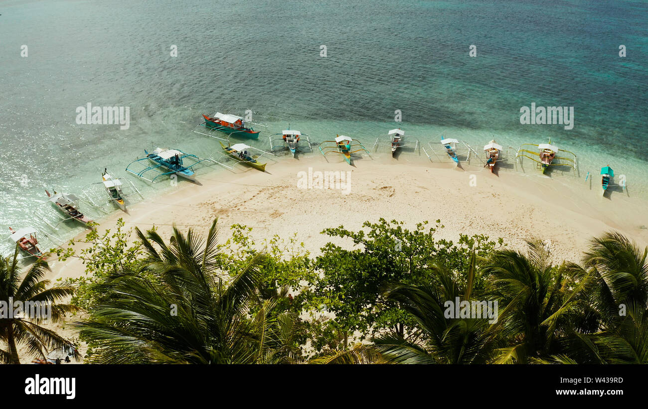 Isola tropicale nell'oceano con palme sulla spiaggia di sabbia bianca. Isola Guyam, Filippine, Siargao. Estate viaggi e concetto di vacanza Foto Stock