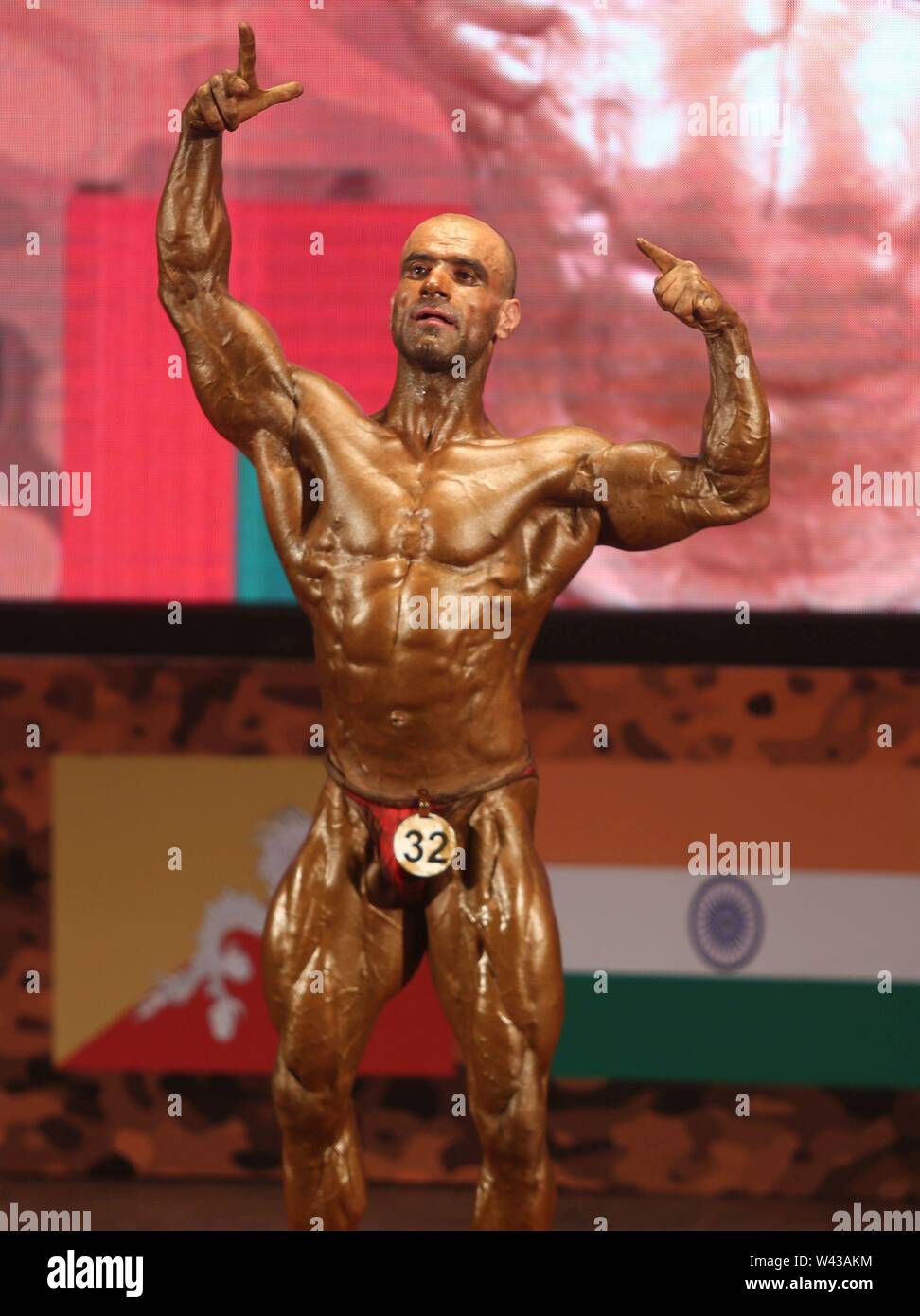 (190719) -- Kathmandu, luglio 19, 2019 (Xinhua) -- Un culturista pone durante il dodicesimo South Asian Bodybuilding Championship 2019 a Kathmandu in Nepal il 19 luglio 2019. (Xinhua/Sunil Sharma) Foto Stock
