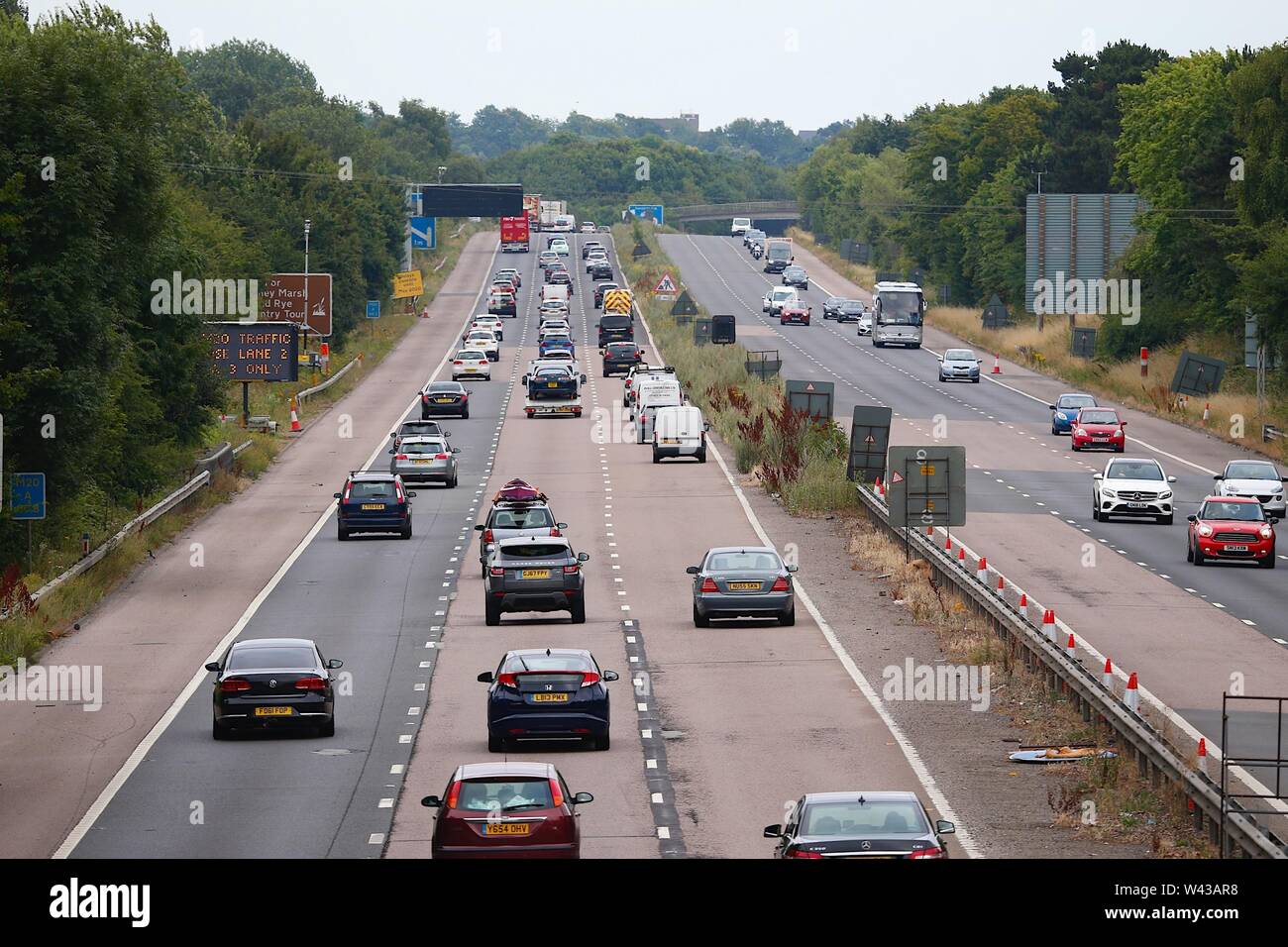 Ashford, Kent, Regno Unito. 19 lug 2019. Il traffico sulla autostrada M20 in direzione sud verso Dover come il tradizionale maniaco venerdì inizia come molti bambini della scuola di rompere per le vacanze. ©Paolo Lawrenson 2019, Photo credit: Paolo Lawrenson/Alamy Live News Foto Stock