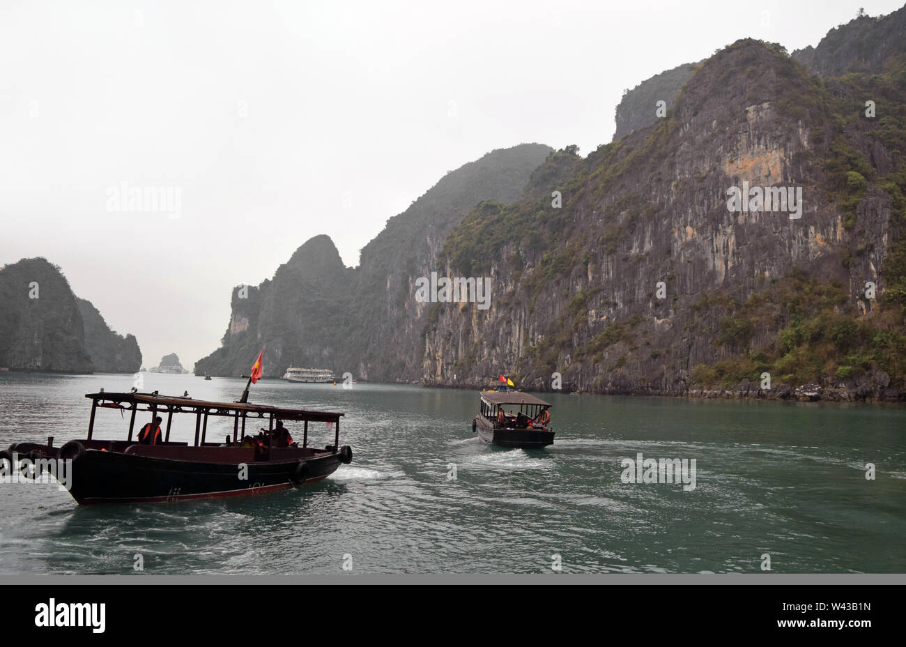 Il Vietnam, 2 Aprile 2019: Baia di Halong in Vietnam. UNESCO - Sito Patrimonio dell'umanità. La maggior parte dei popolari vista per viaggiare nella baia di Halong. Foto Stock