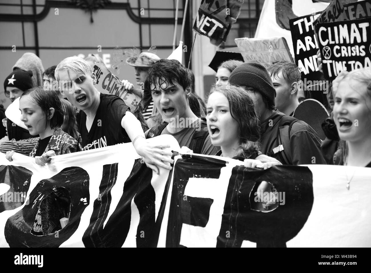 Gli studenti sono scesi in piazza per manifestare contro il cambiamento climatico nel centro di Londra su Venerdì 19 Luglio. Foto Stock