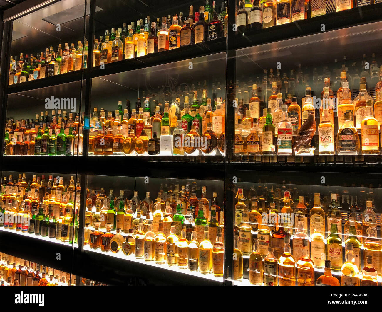 Edimburgo, Scozia - 12 Maggio 2019: La Diageo Claive Vidiz raccolta di 3.384 bottiglie di whisky, visualizzato presso lo Scotch Whisky Experience. Foto Stock