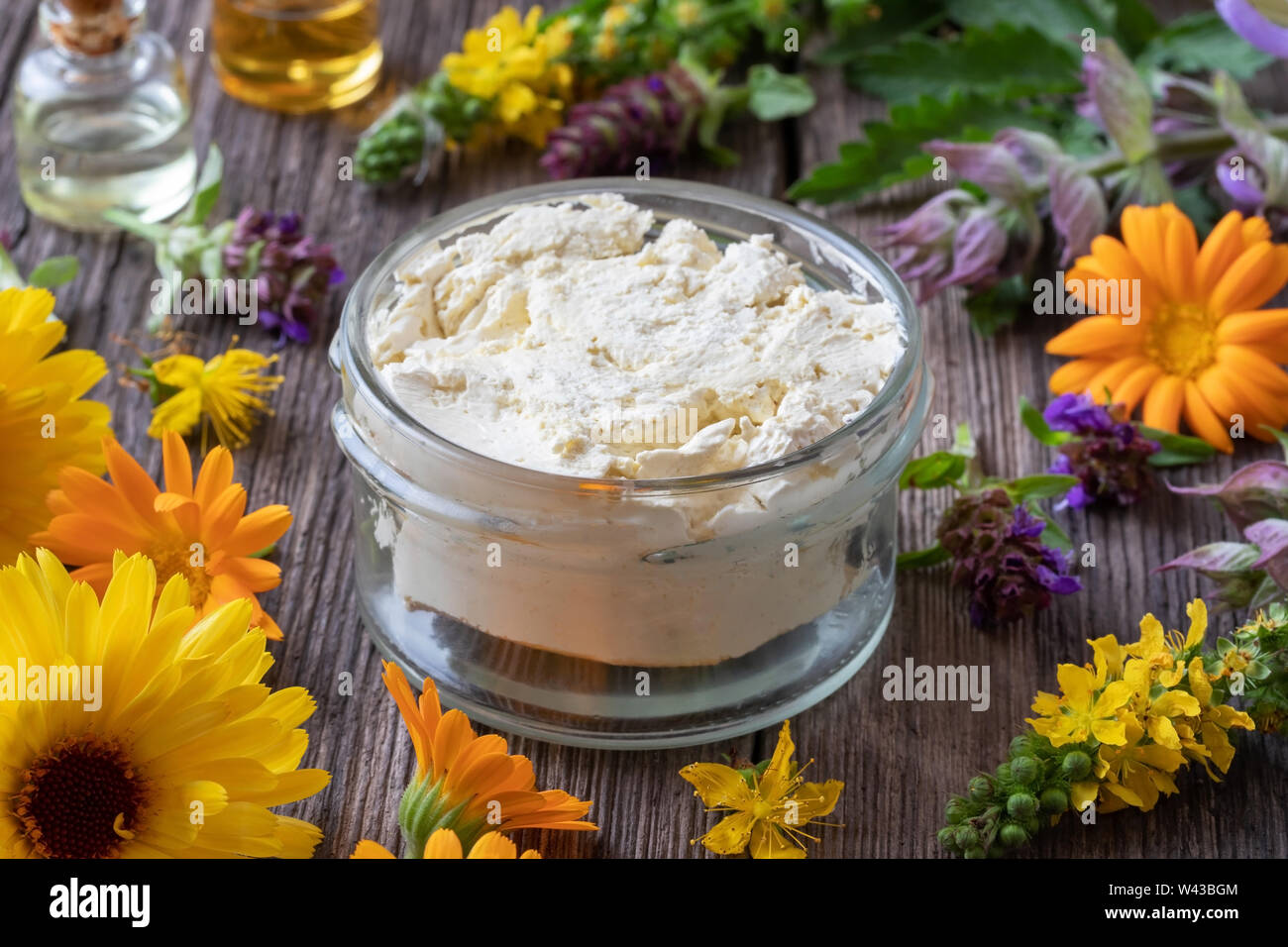 In casa crema per la pelle fatta da materie sguarnite di burro di karité, olii essenziali ed erbe officinali Foto Stock