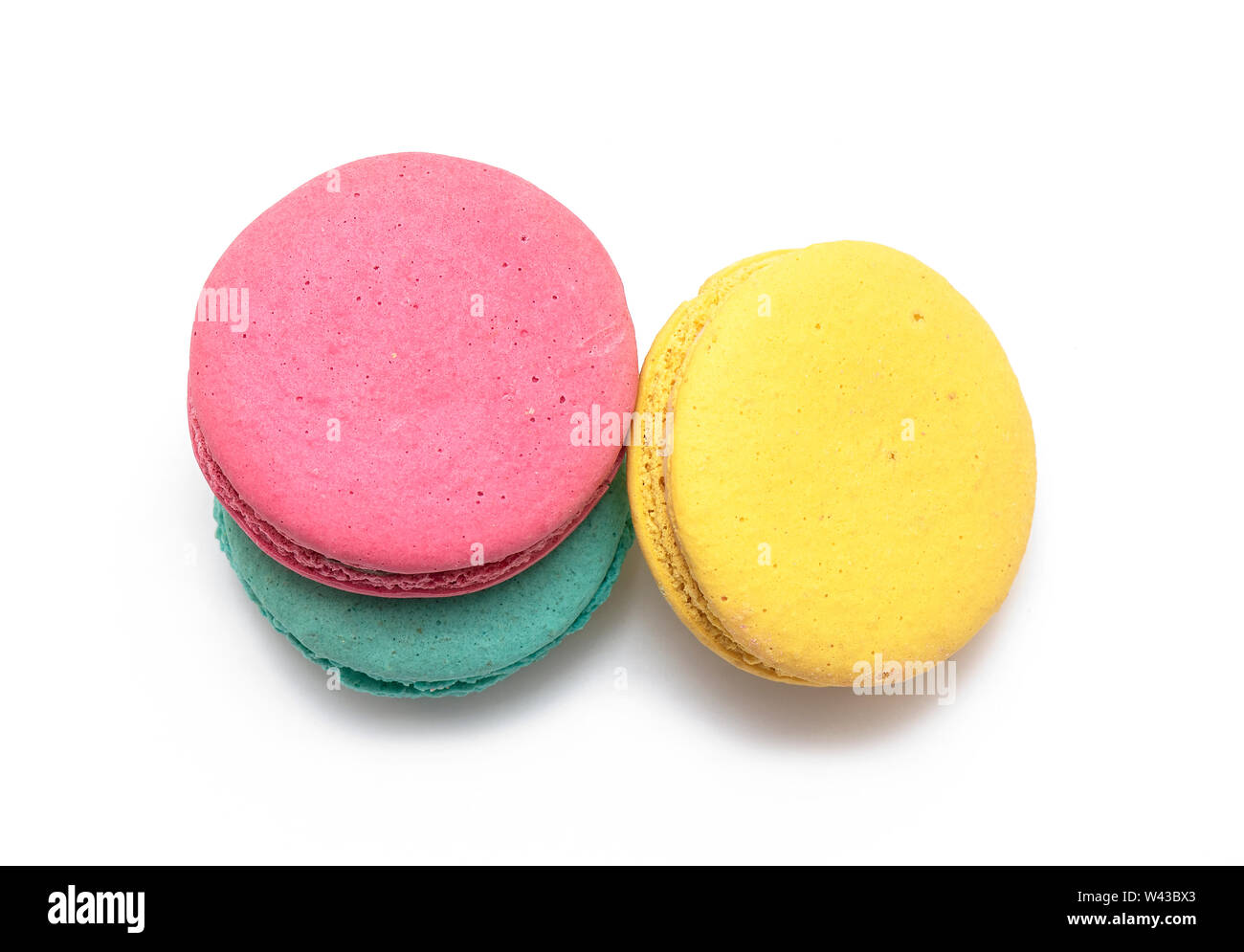 Torta macaron o amaretto o amaretto francese isolati su sfondo bianco vista superiore Foto Stock