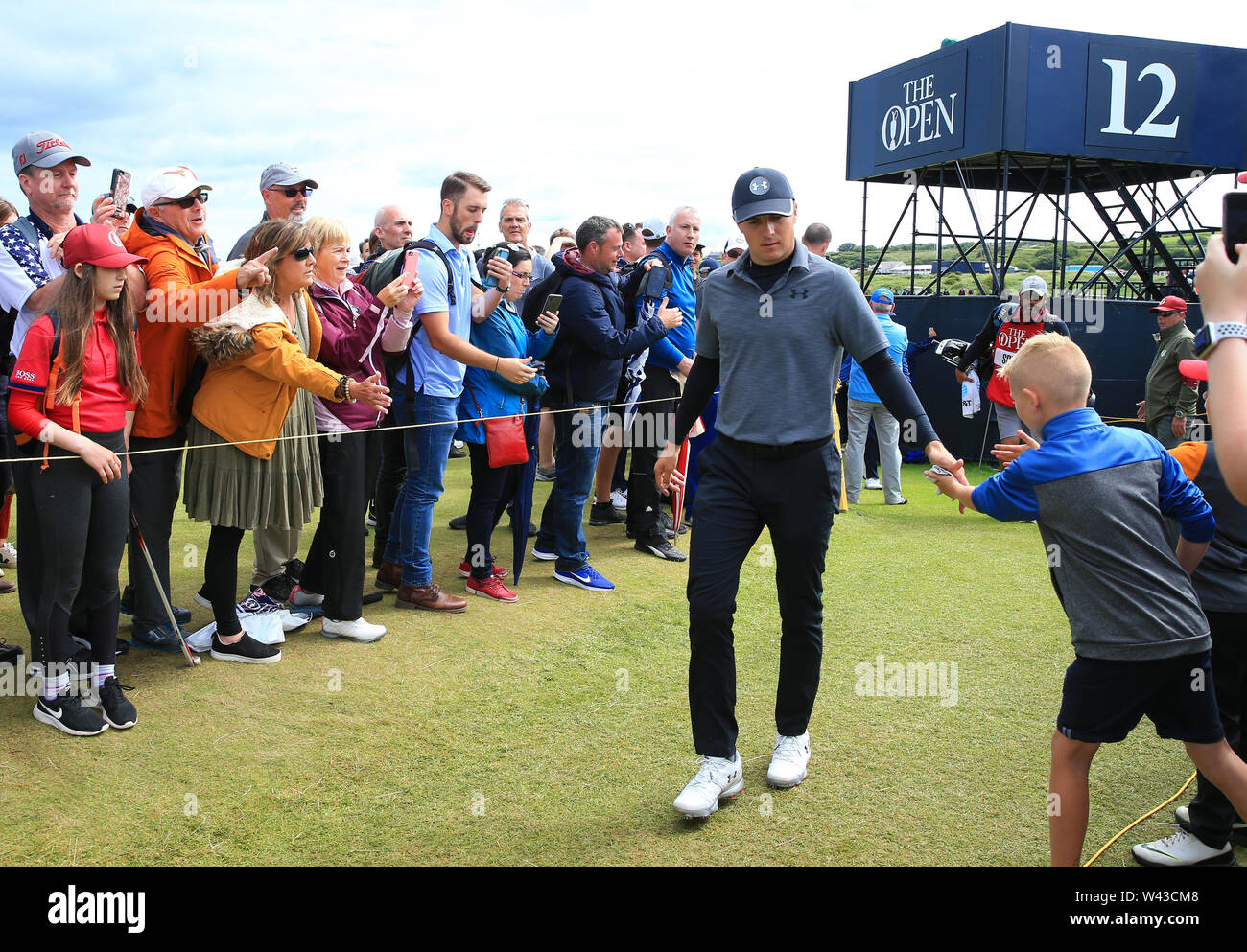 Xix Luglio, Portrush, paese di Antrim, Irlanda del Nord; il 148th Open Golf Championship, Royal Portrush, due round ; Giordania Spieth (USA) riconosce una giovane fan come egli cammina dal XIII tee Foto Stock