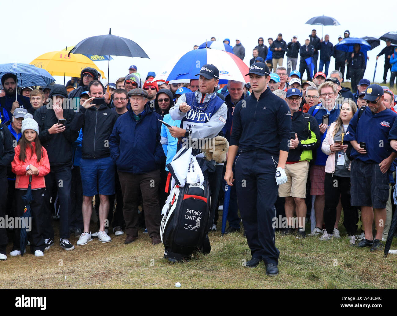 Xix Luglio, Portrush, paese di Antrim, Irlanda del Nord; il 148th Open Golf Championship, Royal Portrush, due round ; Patrick Cantlay (USA) si prepara a colpire il suo approccio shot al verde al diciassettesimo foro Foto Stock