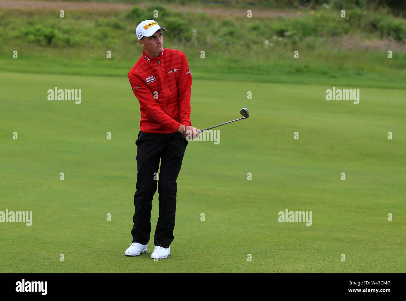 Xix Luglio, Portrush, paese di Antrim, Irlanda del Nord; il 148th Open Golf Championship, Royal Portrush, due round ; Sam Locke (SCO) riproduce un passo shot al verde in corrispondenza del foro di XIII Foto Stock