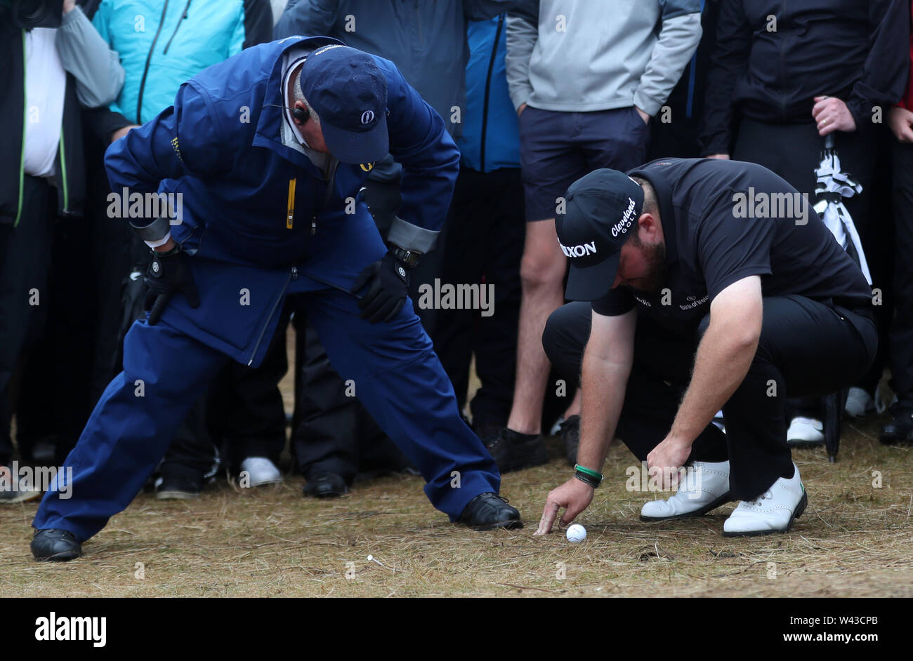 Repubblica di Irlanda Shane Lowry controlla i laici della sua palla in mezzo alla folla al diciassettesimo durante la seconda giornata del Campionato Open 2019 presso il Royal Portrush Golf Club. Foto Stock