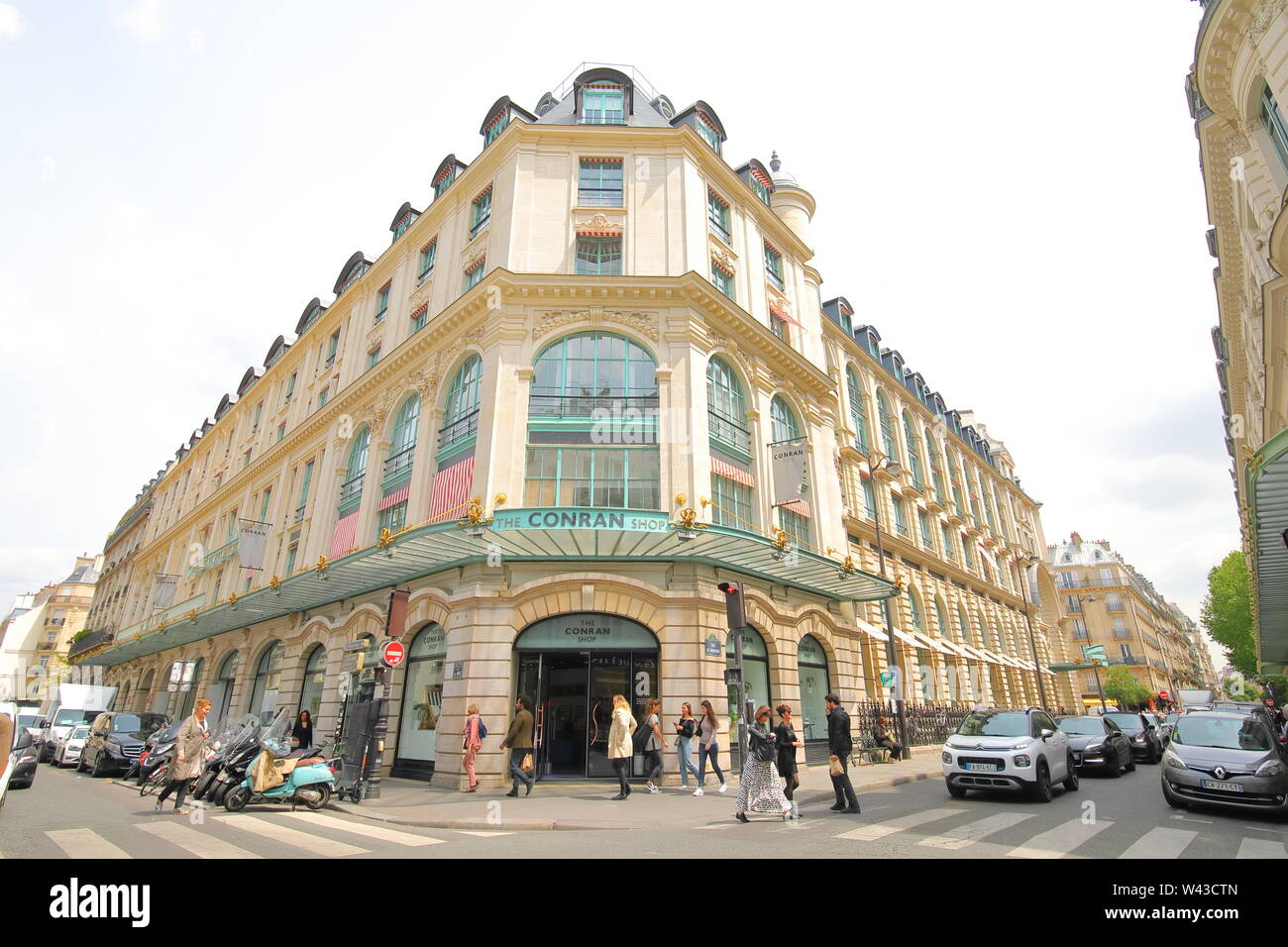 La gente visita Conran shopping mall Parigi Francia Foto Stock