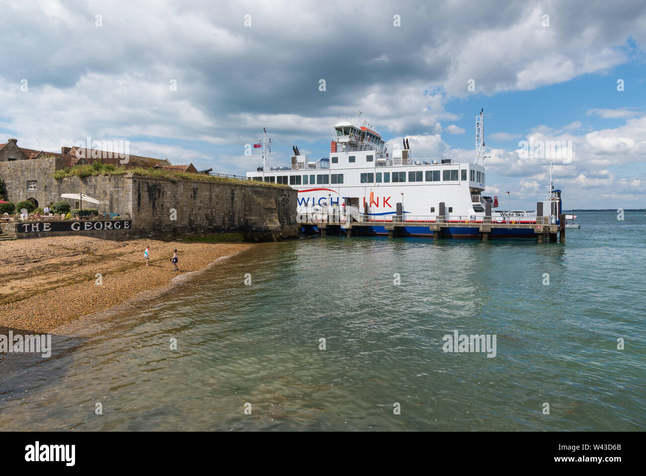 Wightlink traghetto per trasporto auto e passeggeri attraccata a Yarmouth ferry terminal, Isle of Wight, England, Regno Unito Foto Stock