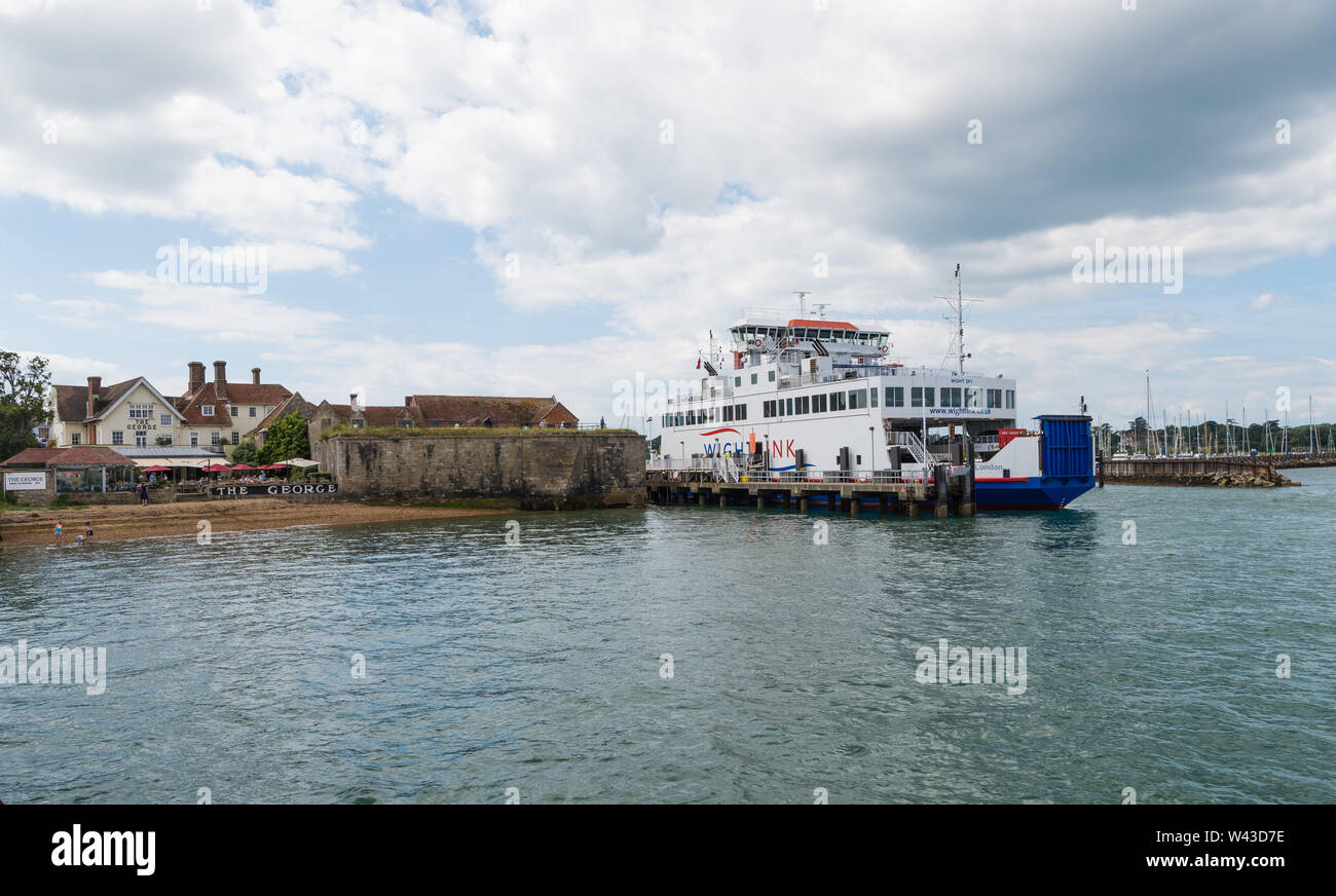 Wightlink traghetto per trasporto auto e passeggeri attraccata a Yarmouth ferry terminal, Isle of Wight, England, Regno Unito Foto Stock