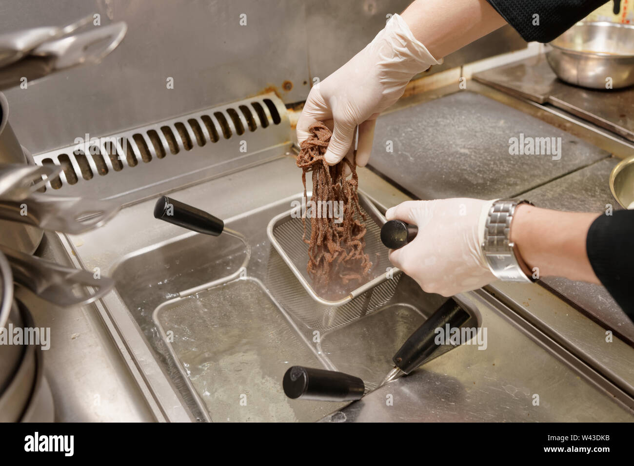 Lo chef è la cottura di pasta di segale, cucina commerciale Foto Stock