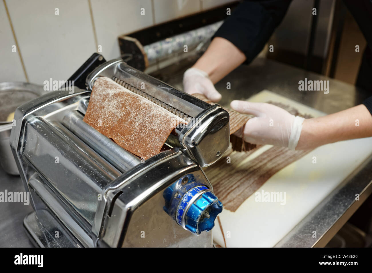 Lo chef è rendere la pasta di segale con macchina speciale Foto Stock