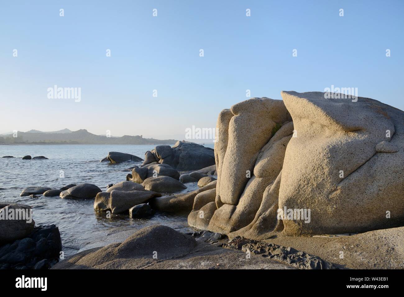 Rocce di granito levigate e scolpite dal tempo e dal mare, Cea Beach, vicino a Tortoli, Sardegna, maggio 2018. Foto Stock